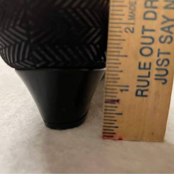 Black dress shoe with wedge heel. - Picture 8 of 8